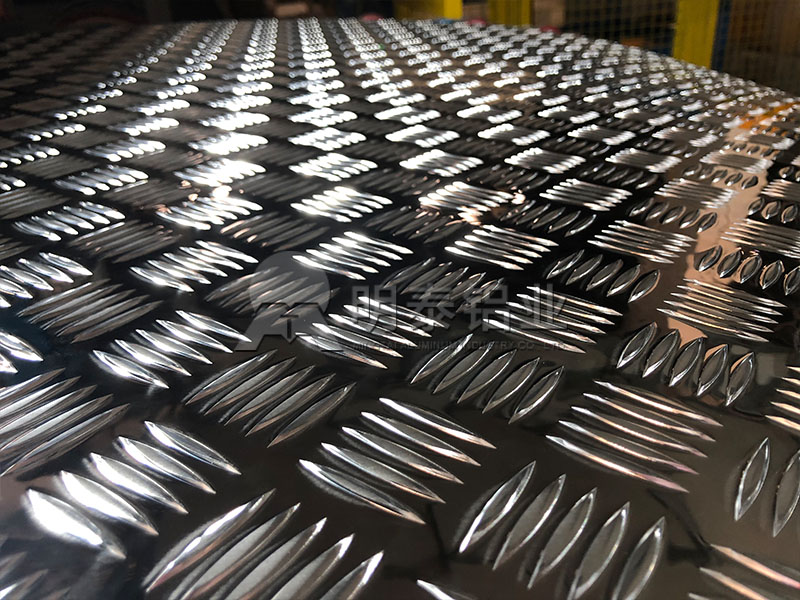 5754花紋鋁板_五條筋防滑鋁板_支持特殊規(guī)格定做